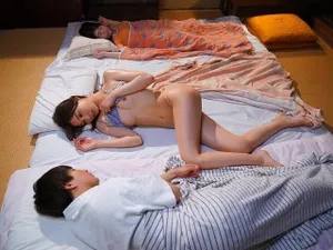 Hai cô gái xinh đẹp đã mời một fan nam đeo kính, người đã tặng rất nhiều quà trong phòng của anh ta, đến nhà anh ta để quan hệ tay ba...