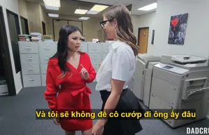 Diễn giải cốt truyện sườn xám ~ Bộ ngực lớn đầy đặn của cô kỹ thuật viên đẩy ngực cho khách hàng, để lộ mặt, thổi kèn, đeo vòng ngực, liếm núm vú, thủ dâm và quan hệ tình dục không dùng bao cao su...