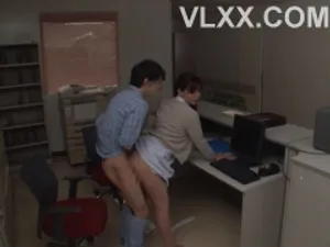Cô nhân viên thiếu thốn "tình cảm" và tên quản lý già may mắn