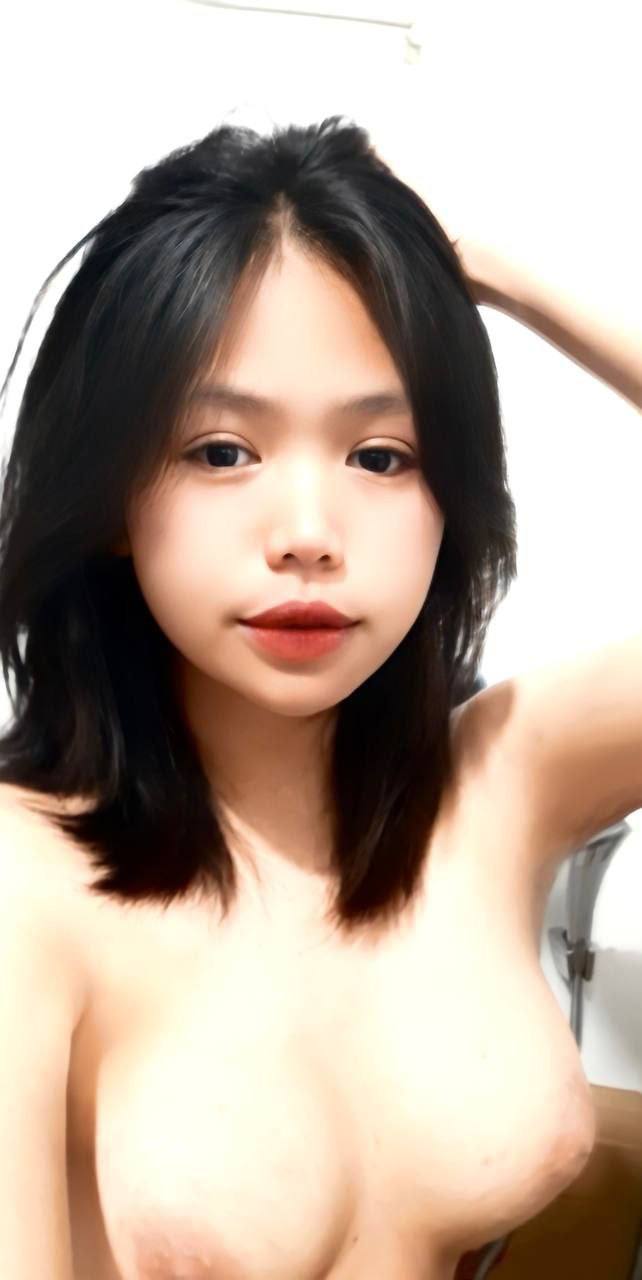 Mặt xinh body nuột mỗi tội cô bé hơi thâm