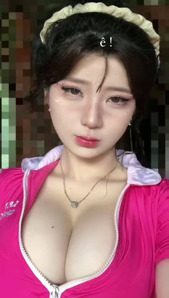 Bí mật hẹn hò với... con trai